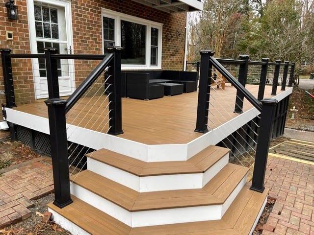 Cable railing detail on composite decking