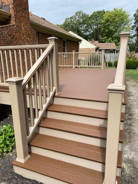 Trex Enhance Saddle Brown deck detail